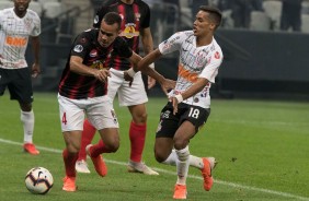 Garoto Pedrinho em disputa de bola durante jogo contra o Deportivo Lara, pela Sul-Americana