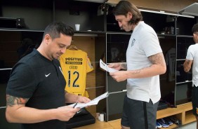 Goleiro Cássio recebe as últimas instruções antes do jogo contra o Deportivo Lara