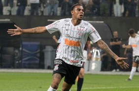 Gustavo comemorando seu gol contra o Deportivo Lara, em partida pela Sul-Americana