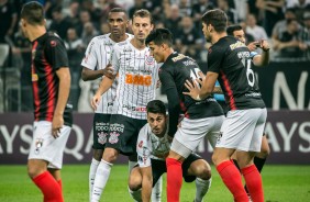 Henrique e Avelar no embate contra o Deportivo Lara, na Arena Corinthians, pela Sul-Americana