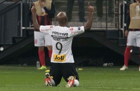 Love comemorando seu gol contra o Deportivo Lara, pela Copa Sul-Americana, na Arena Corinthians