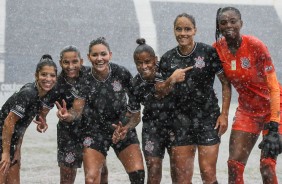 Meninas do Corinthians Feminino comemorando seu triunfo sobre o Vitria-PE