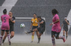 Millene no momento do seu chute contra o Vitória-PE, pelo Brasileirão Feminino