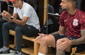 Pedrinho e Michel no vestiário da Arena Corinthians antes do jogo contra o Deportivo Lara