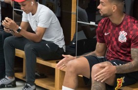 Pedrinho e Michel no vestirio da Arena Corinthians antes do jogo contra o Deportivo Lara