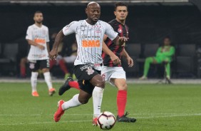 Vagner Love em ação no jogo contra o Deportivo Lara, pela Copa Sul-Americana, na Arena Corinthians