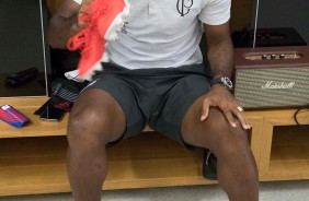 Vagner Love no vestiário da Arena Corinthians antes do jogo contra o Deportivo Lara
