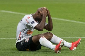 Vagner Love se lamentando durante partida contra o Deportivo Lara, na Arena Corinthians