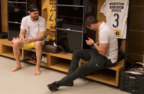 Walter e Henrique no vestiário da Arena Corinthians antes do jogo contra o Deportivo Lara
