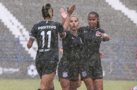 Millene comemorando com as companheiras seu gol contra o Vitória-PE