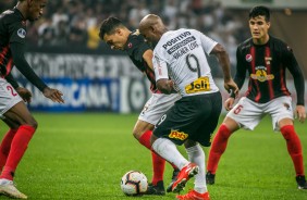 Vagner Love em lance durante a partida contra o Deportivo Lara, pela Sul-Americana