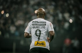 Vagner Love marcou o primeiro gol do Corinthians contra o Deportivo Lara, na Arena