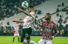 Clayson em jogada pelo alto no jogo contra o São Paulo, pelo Brasileirão