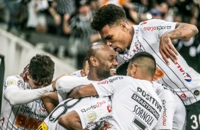 Jogadores comemoram com Pedrinho o gol do Corinthians contra o So Paulo