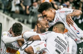 Jogadores comemoram com Pedrinho o gol do Corinthians contra o São Paulo