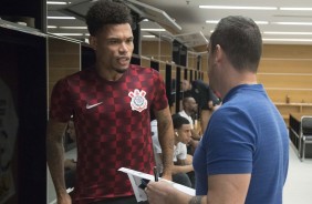 Júnior Urso recebe as últimas instruções antes do jogo contra o São Paulo, na Arena Corinthians