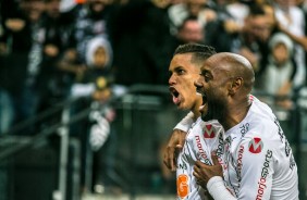 Love e Pedrinho comemorando o gol do garoto contra o São Paulo