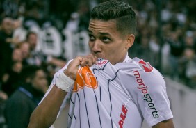 Pedrinho comemorando seu gol contra o São Paulo, na Arena Corinthians