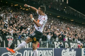 Pedrinho 'voa' para comemorar seu gol contra o São Paulo, na Arena Corinthians