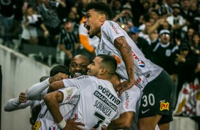 Urso, Love e companheiros comemorando o gol de Pedrinho, contra o São Paulo