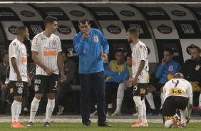 Carille instrui os jogadores do banco durante jogo contra o São Paulo, na Arena Corinthians