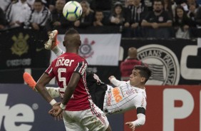 Fagner tenta marcar de bicicleta no duelo contra o So Paulo, na Arena Corinthians