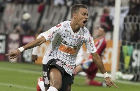 Pedrinho feliz com seu gol contra o São Paulo, na Arena Corinthians