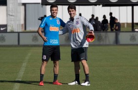 Roni e Lucas Filgueira, fisioterapeuta do Corinthians, durante treino de hoje no CT Joaquim Grava