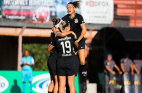 Jogadoras do Corinthians comemoram o gol de Pardal, contra a Portuguesa pelo Paulista Feminino