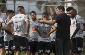 Carille rene jogadores no primeiro treino em solo venezuelano antes do jogo contra o Lara