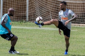 Love e Michel Macedo no ltimo treino do Corinthians na Venezuela para jogo contra o Lara