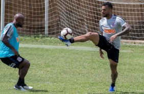 Love e Michel Macedo no último treino do Corinthians na Venezuela para jogo contra o Lara