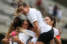 Cacau comemorando um dos gols do Corinthians Feminino sobre o Taubat, pelo Paulista