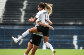 Feliz, Gabi Nunes comemora seu gol contra o Taubat, pelo Paulita Feminino