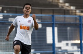 Hugo comemora seu gol contra o So Caetano, pelo Paulista Sub-20