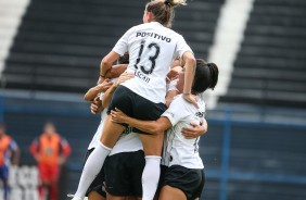 Jogadoras comemoram mais um gol contra o Taubaté, pelo Paulistão Feminino