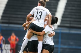 Jogadoras comemoram mais um gol contra o Taubat, pelo Paulisto Feminino