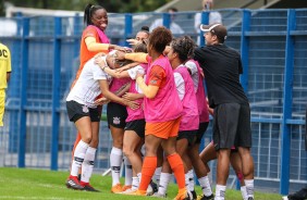 Jogadoras do Corinthians comemorando durante jogo contra o Taubaté, pelo Paulista Feminino