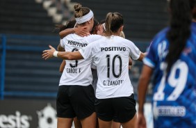 Jogadoras do Corinthians Feminino comemorando mais um gol contra o Taubaté