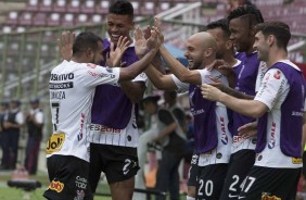 Jogadores comemoram gol de Sornoza contra o Deportivo Lara, pela Sul-Americana