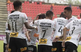 Jogadores comemoram o gol de Júnior Urso, contra o Deportivo Lara