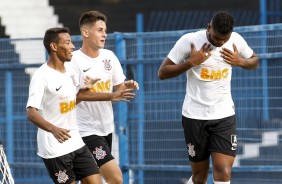 Jogadores comemorando o gold e Nathan contra o So Caetano, pelo Sub-20