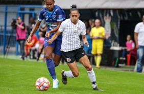 Katiscia em jogada contra o Taubat, pelo Paulista Feminino