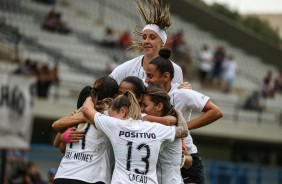 Pardal e companheiras comemorando um dos gols do Corinthians Feminino sobre o Taubaté