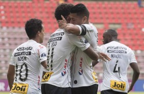 Ralf e Júnior Urso comemorando o gol dele contra o Deportivo Lara, na Venezuela