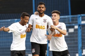 Ruan, Nathan e Rafinha comemorando o gol do atacante contra o So Caetano, pelo Paulista Sub-20