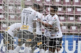 Sornoza comemora com companheiros seu gol contra o Deportivo Lara, pela Sul-Americana