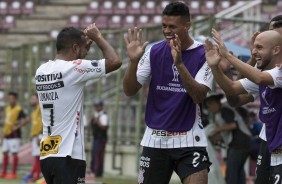 Sornoza comemorando seu gol com Richard e Régis na partida contra o Lara, na Venezuela
