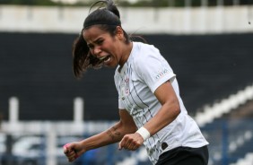 Victória comemora seu gol contra o Taubaté, pelo Paulista Feminino