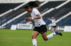 Victória vibra com seu gol contra o Taubaté, pelo Paulista Feminino